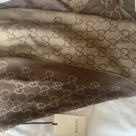 SOLD Gucci Scarf - Picture 1 of 4